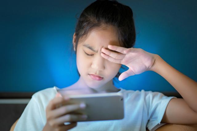Blue light from phone screens precipitate blindness, study finds